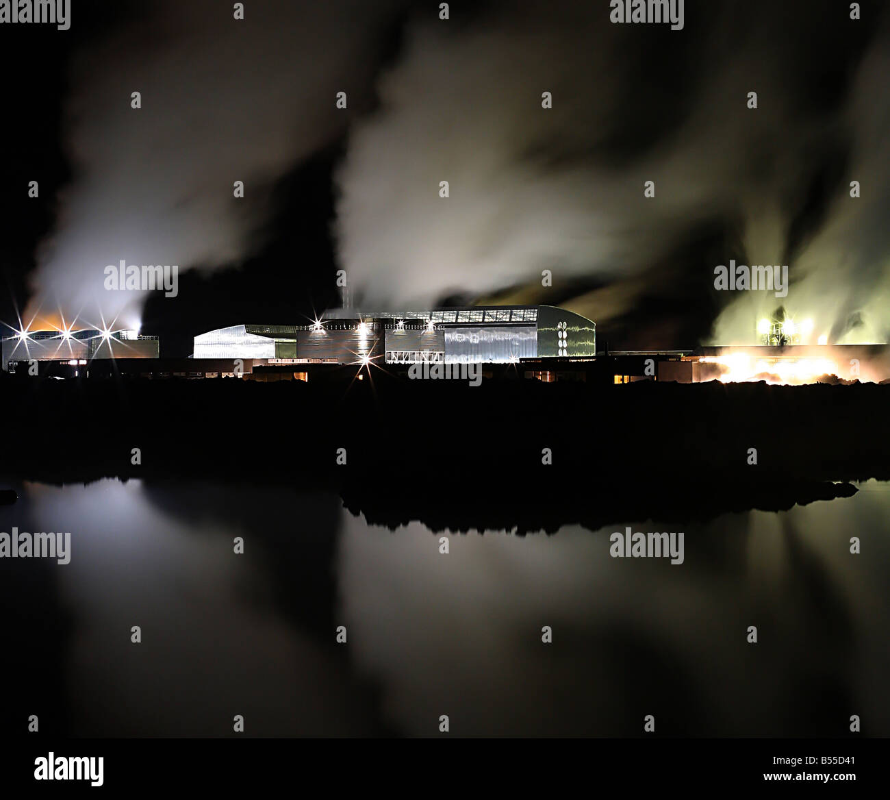Geothermische Kraftwerk in der Nacht im Winter Dampf verwischt unwirklich fühlen, um saubere Energie Bildproduktion Stockfoto