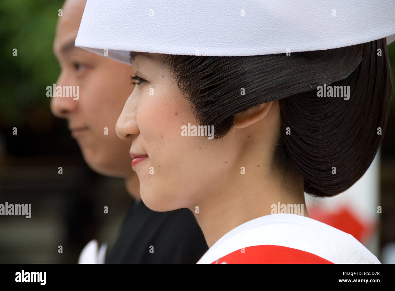 Eine japanische Braut und Bräutigam während einer Shinto Hochzeit Prozession in Tokios Meiji Jingu-Schrein, Japan. Stockfoto