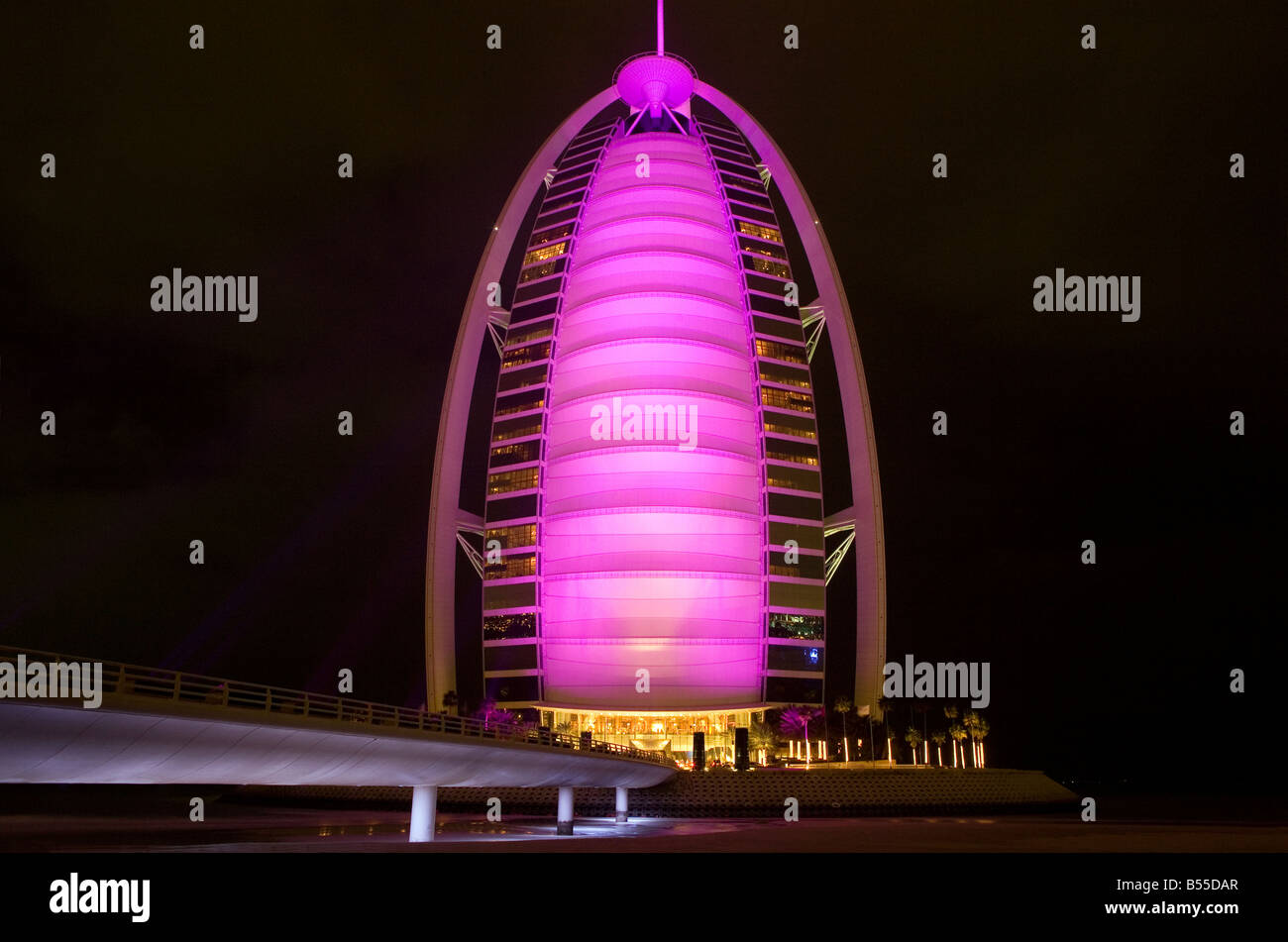 Jumeirah, Dubai, Vereinigte Arabische Emirate. Hotel Burj Al Arab bei Nacht beleuchtet. Stockfoto