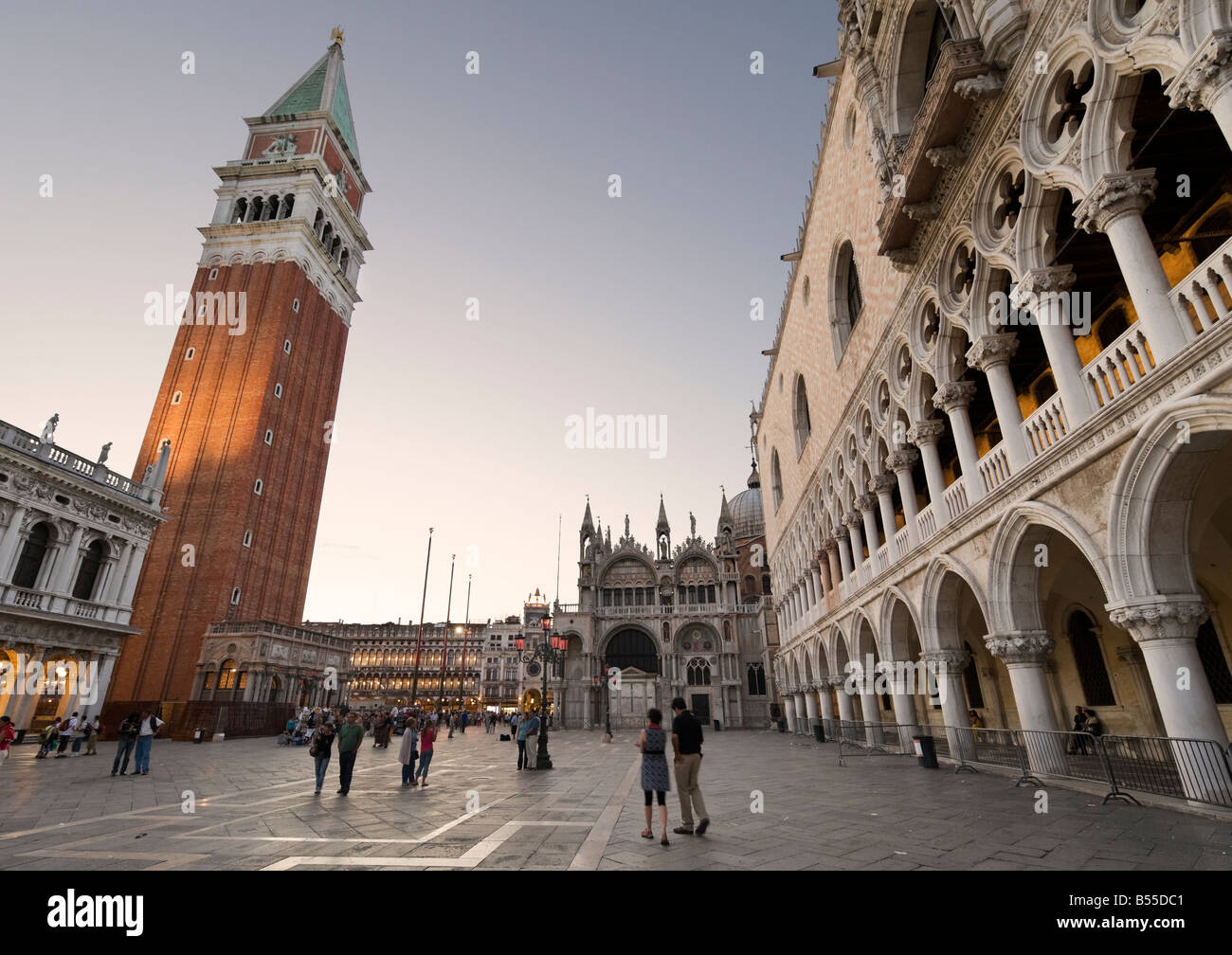 Der Campanile, Palazzo Ducale und Baisilica in der Abenddämmerung, Piazzetta, San Marco, Venedig, Veneto, Italien Stockfoto