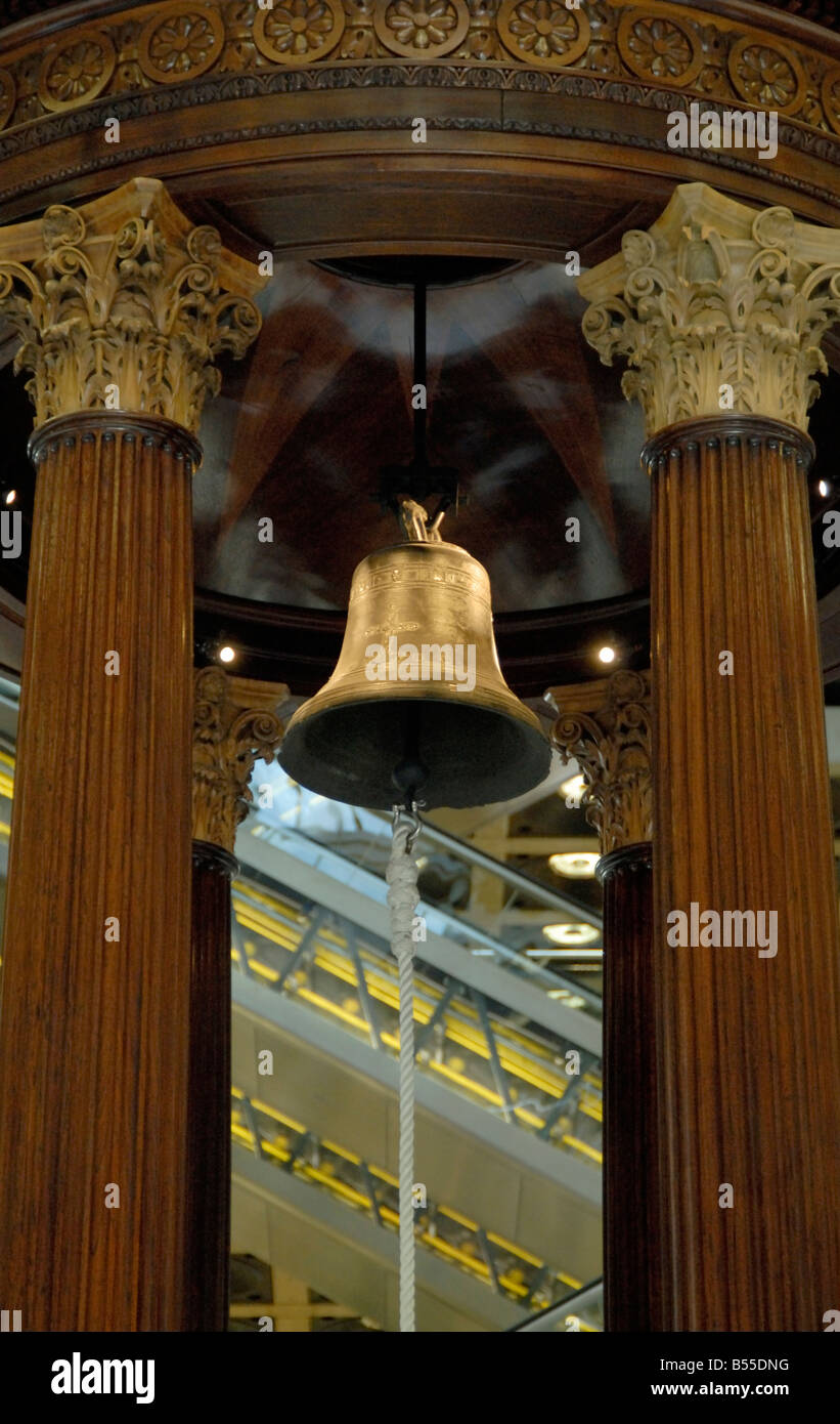 Berühmte Lutine Bell hängen in der Tribüne im Underwriting-Zimmer im Herzen von Lloyd's Building, City of London, England Stockfoto