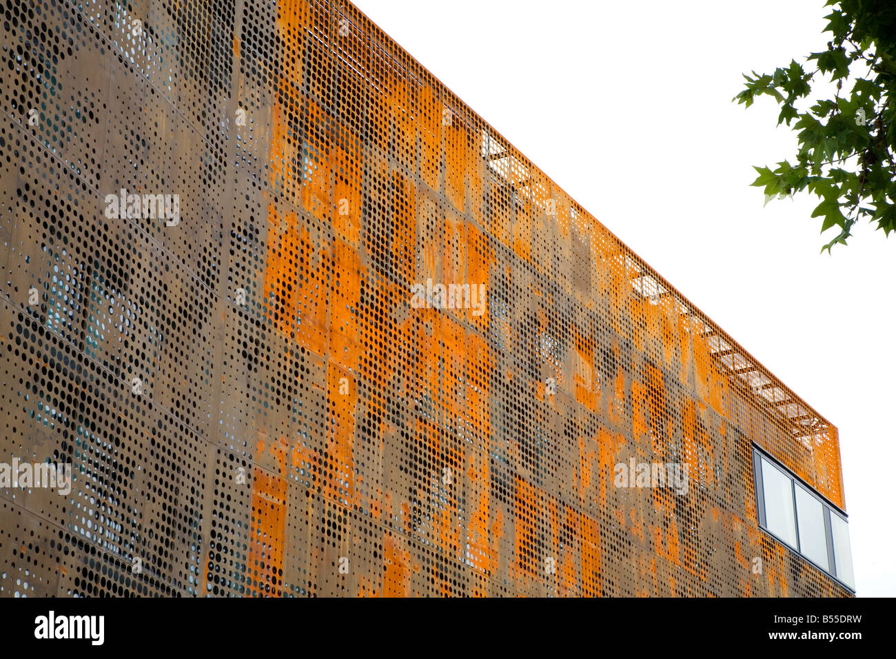 Fassade des AC Córdoba Palacio mit Cor-Ten Stahl Stockfoto