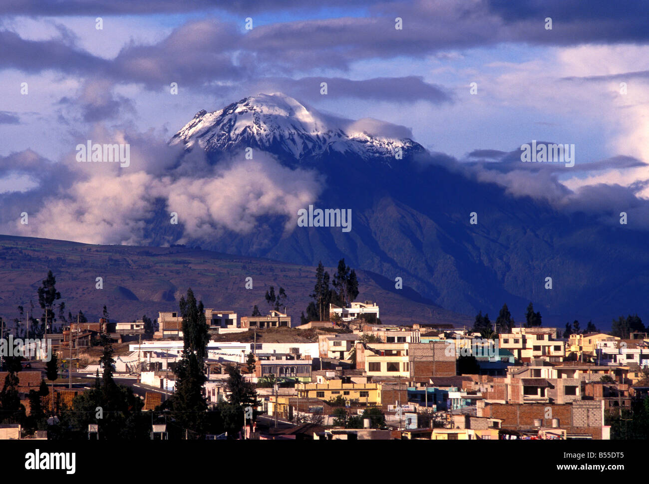 Vulkan Tungurahua, stratovulkan aus Stadt San Pedro de Riobamba, Provinz Chimborazo, Ecuador, Südamerika gesehen Stockfoto