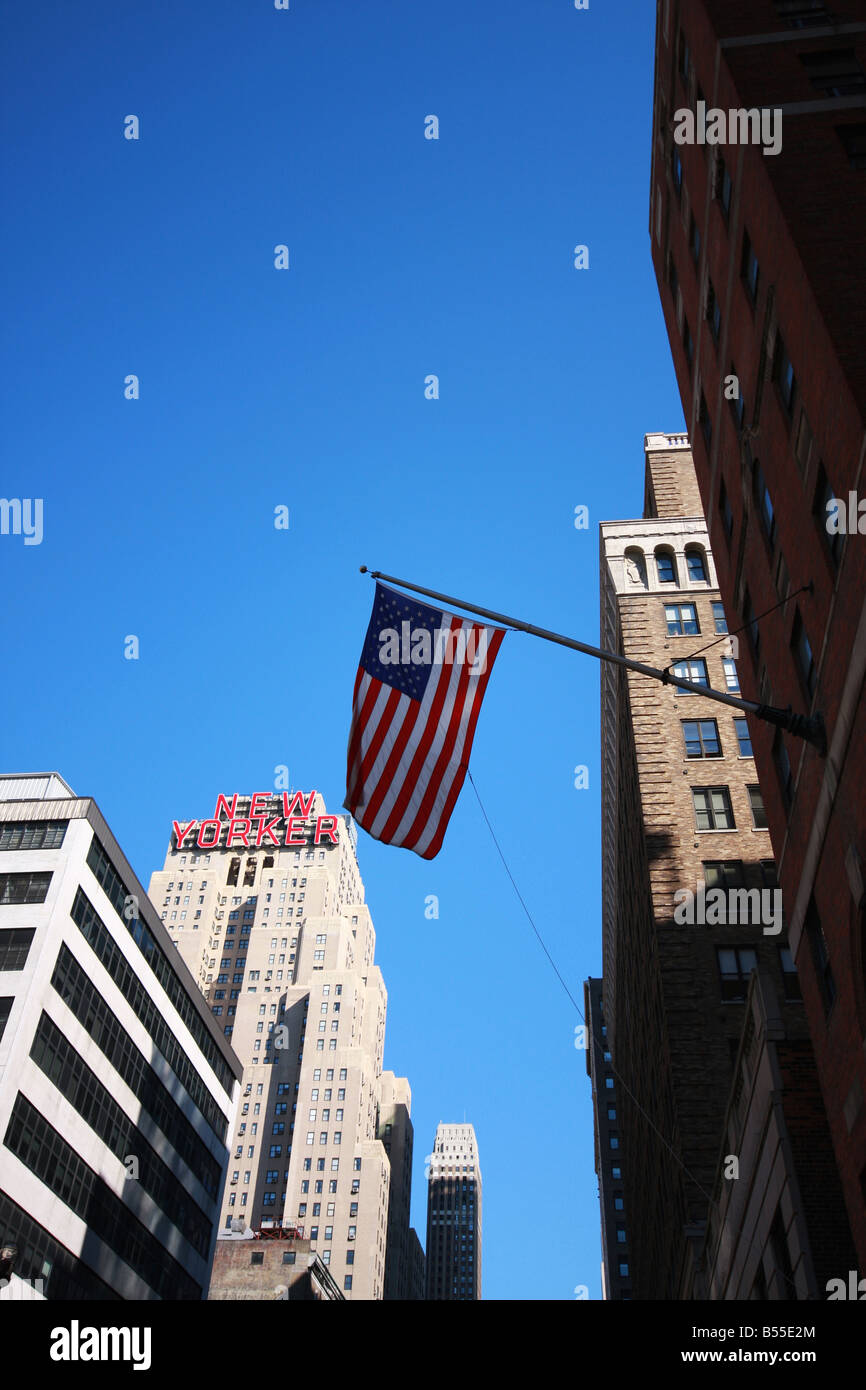 US-Flagge gegen blauen Himmel New Yorker Hotel im Hintergrund Stockfoto