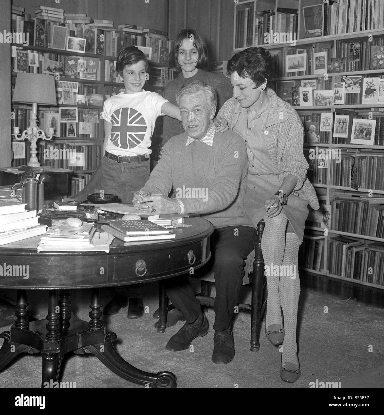 Herr Cecil DayLewis ist als Poet Laureate OPS ihn in seinem Haus mit