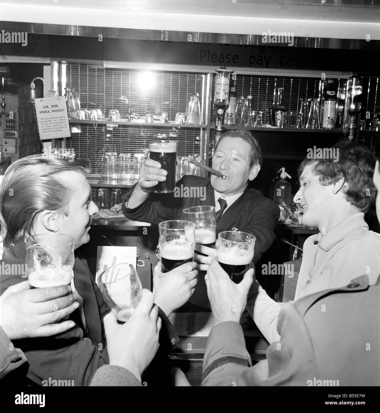 Trinken Pubs. Lizenznehmer der Jubilee Inn White Lane, Salford, Herr Sidney Harrison, sagt "Prost" an seine Kunden als hebt er seinen Pint Toast die Einleitung seines Plans verbilligte Getränke. November 1969 Z11998-002 Stockfoto