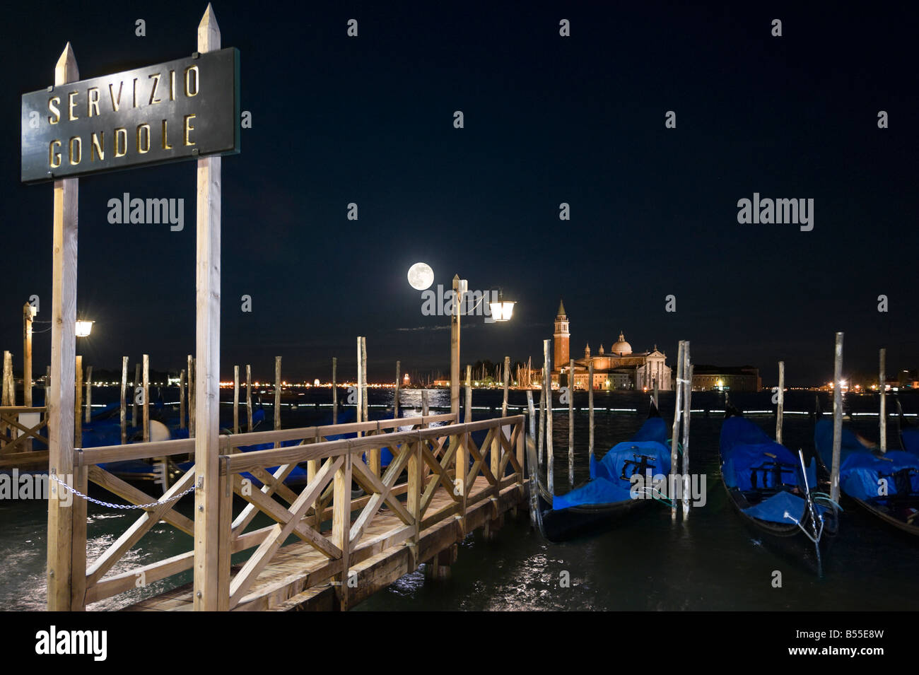 Gondeln in der Nacht mit Blick auf San Giorgio Maggiore, San Marco Viertel, Venedig, Veneto, Italien Stockfoto