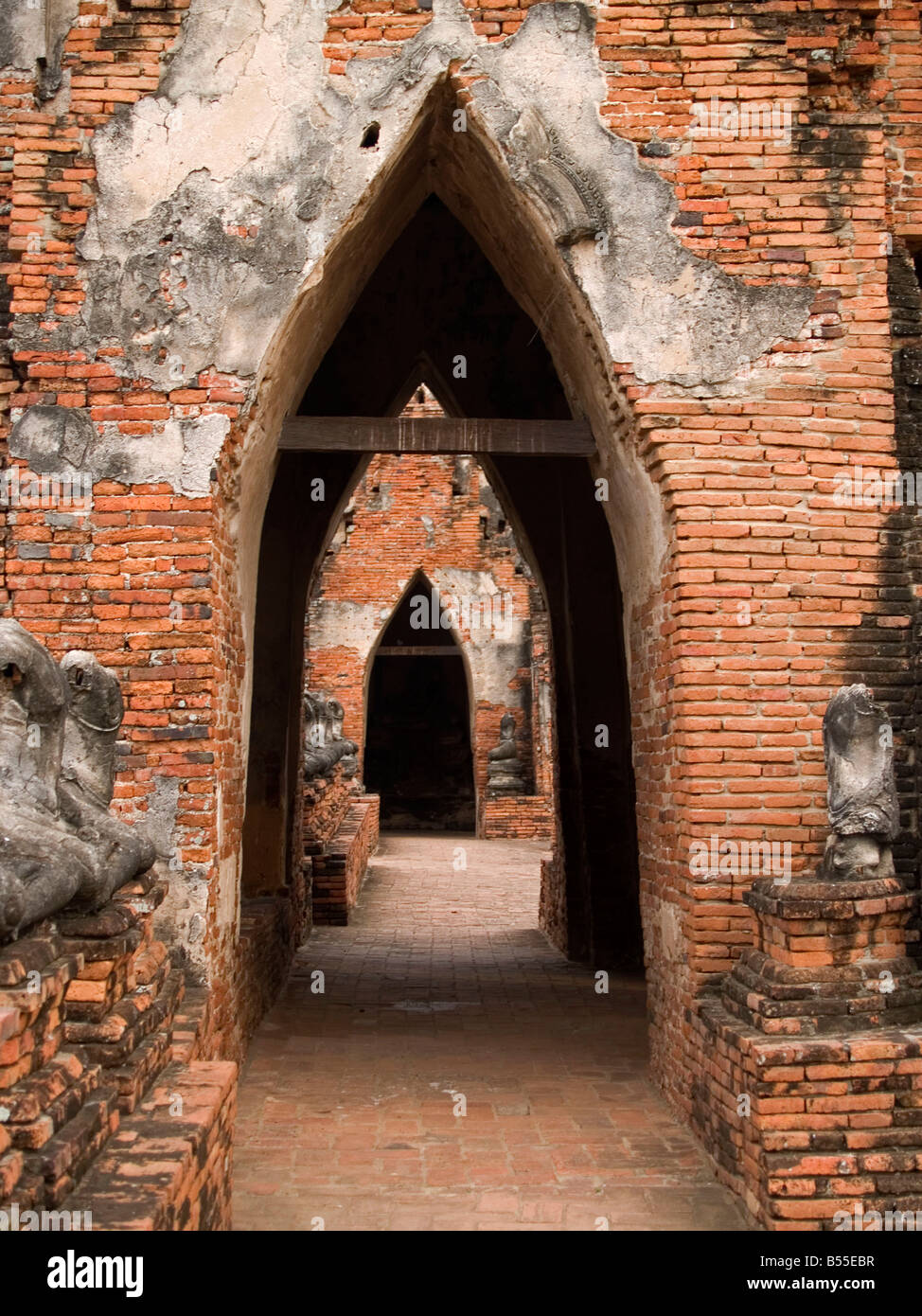 Tür-Frame-Ansicht auf die UNESCO-Ruinen in Ayutthaya Thailand Stockfoto