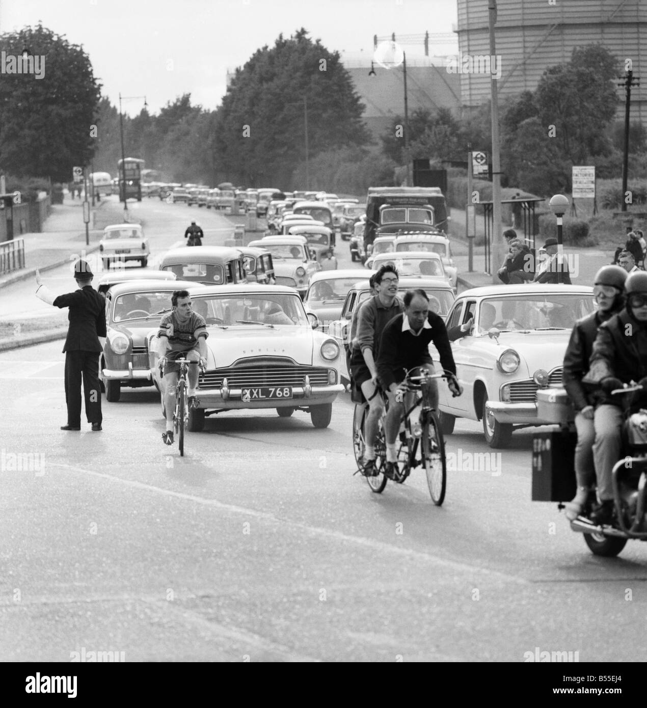 Verkehr, die Schlange bis zu Staines Brücke überqueren &#13; &#10; Juni 1960 &#13; &#10; M4339 Stockfoto