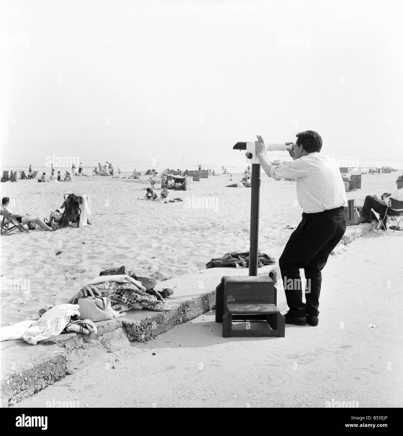 Ein Mann überprüfen Ou die Ansicht über Sandbänke Strand in Poole, Dorset. 
 
 Juni 1960 
 
 M4341 Stockfoto Ein Mann überprüfen Ou die Ansicht über Sandbänke Strand in Poole, Dorset. 
 
 Juni 1960 
 
 M4341 Stockfoto