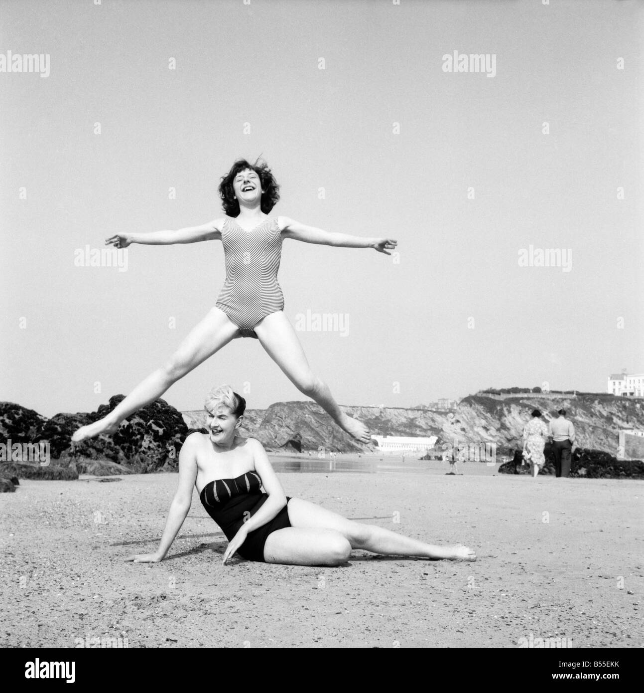 Wendy Shaw springt über Shelagh Dawson. Juni 1960 M4364-001 Stockfoto