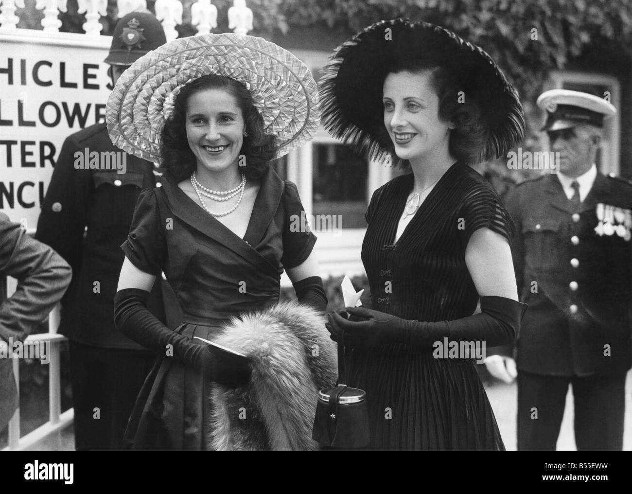 Ascot Moden in Ascot gestern großen Wagenrad Stil Hüte waren der letzte Schrei. Hier Bild Hüte tragen und suchen sehr charmant sind (von links nach rechts) Frau Barn Walker und Frau Wolfe Barnato. Juni 1950 P008693 Stockfoto