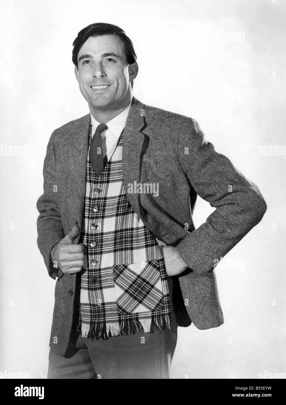 Modell Peter Anthony tragen Jackett über eine Tartan-Weste, steht Hemd und  Krawatte mit der Hand auf den Hüften. ; Februar 1961; P008753  Stockfotografie - Alamy