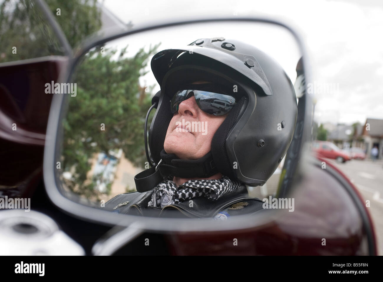 Harley Davidson Motorradfahrer, spiegelt sich in Flügel Spiegel, Aviemore, Schottland, Großbritannien Stockfoto