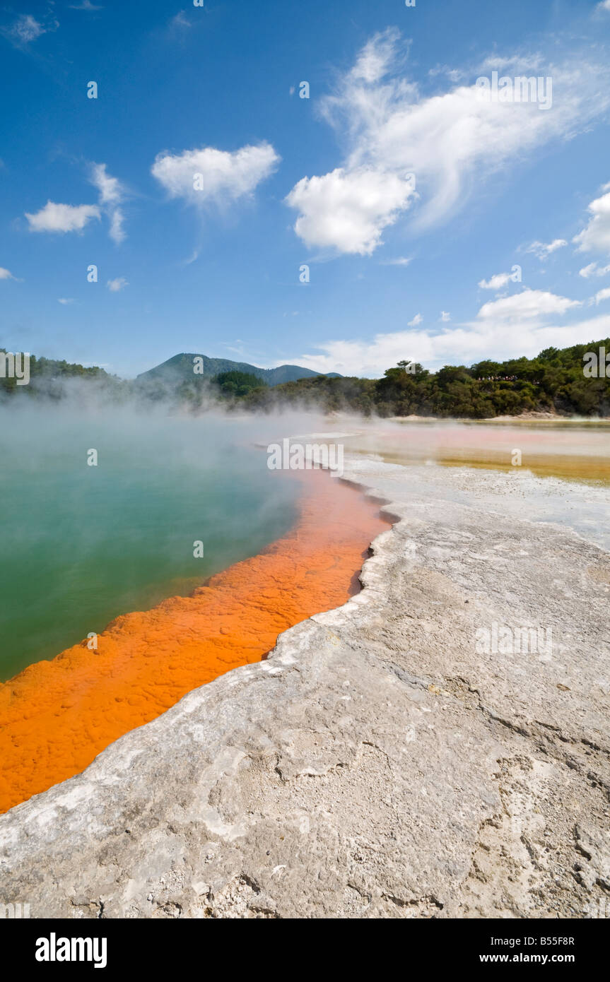Der Champagne Pool geothermische Frühling im Wai-O-Tapu thermischen Bereich, in der Nähe von Rotorua, Nordinsel, Neuseeland Stockfoto