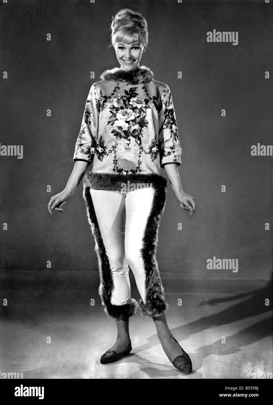 Modell Jo Waring zeigt ein floral gemusterten Seidentop mit Fell gefütterte Hose. &#13; &#10; September 1963 &#13; &#10; P009452 Stockfoto