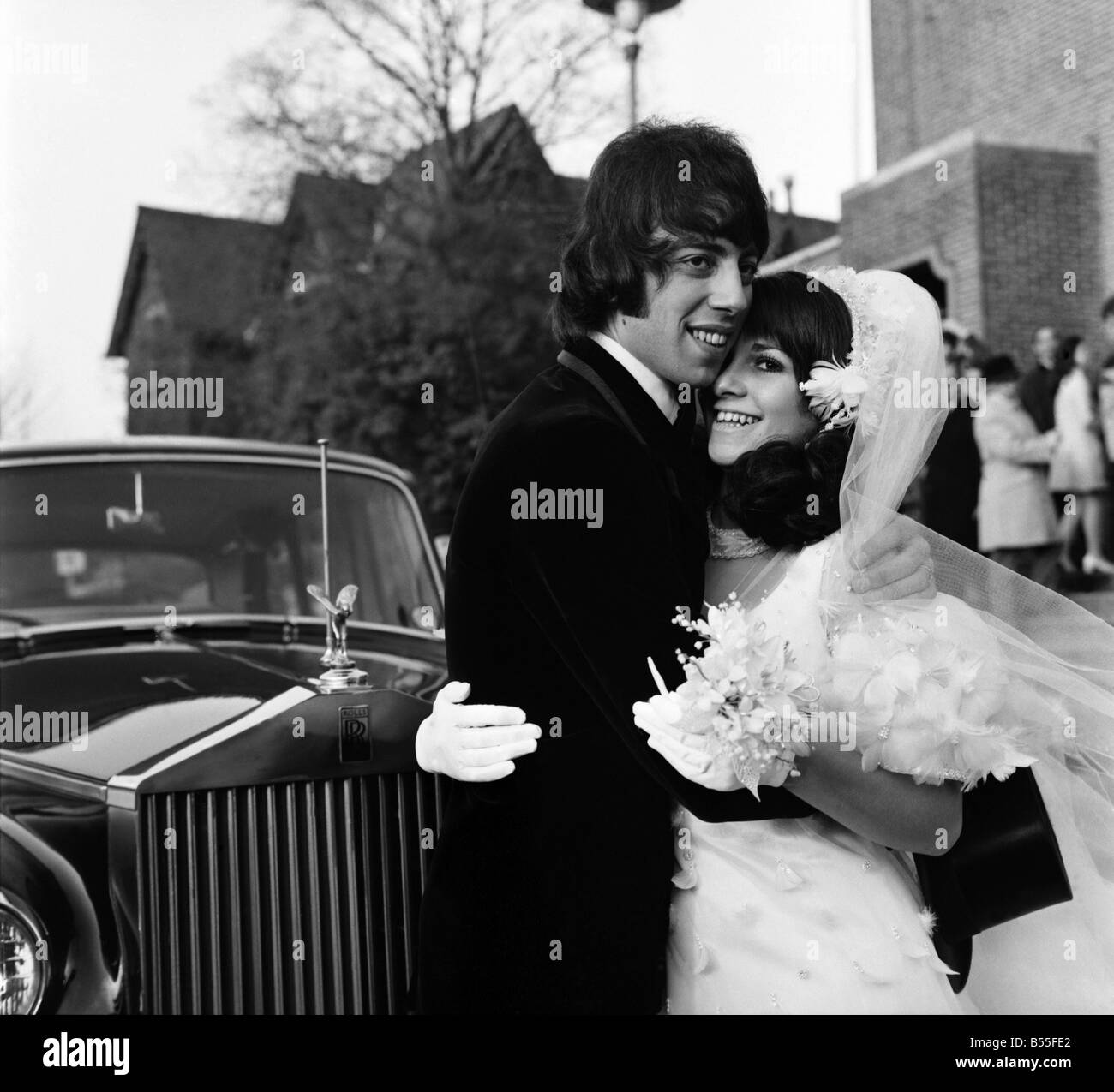 Songwriter Graham Gouldman, Top 10 Nummern für The Hollies, Herman hervorgebracht hat, der Eremiten und die Yardbirds, heiratete gestern Miss Susan Gottlieb, Tochter eines Juweliers, in Mancherster. ; Das Paar gesehen verlassen das heilige Gesetz Synogogue an Prestwich nach der Zeremonie sind. ; November 1969; Z11874-001 Stockfoto