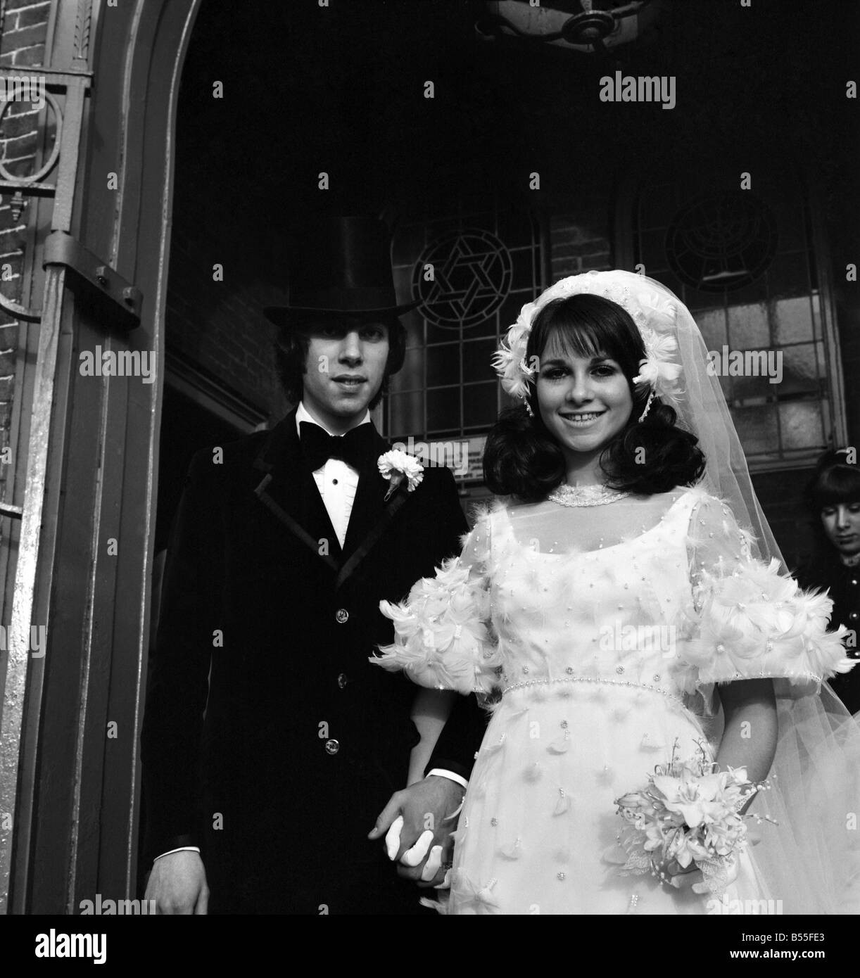 Songwriter Graham Gouldman, Top 10 Nummern für The Hollies, Herman hervorgebracht hat, der Eremiten und die Yardbirds, heiratete gestern Miss Susan Gottlieb, Tochter eines Juweliers, in Mancherster. ; Das Paar gesehen verlassen das heilige Gesetz Synogogue an Prestwich nach der Zeremonie sind. ; November 1969; Z11874-002 Stockfoto