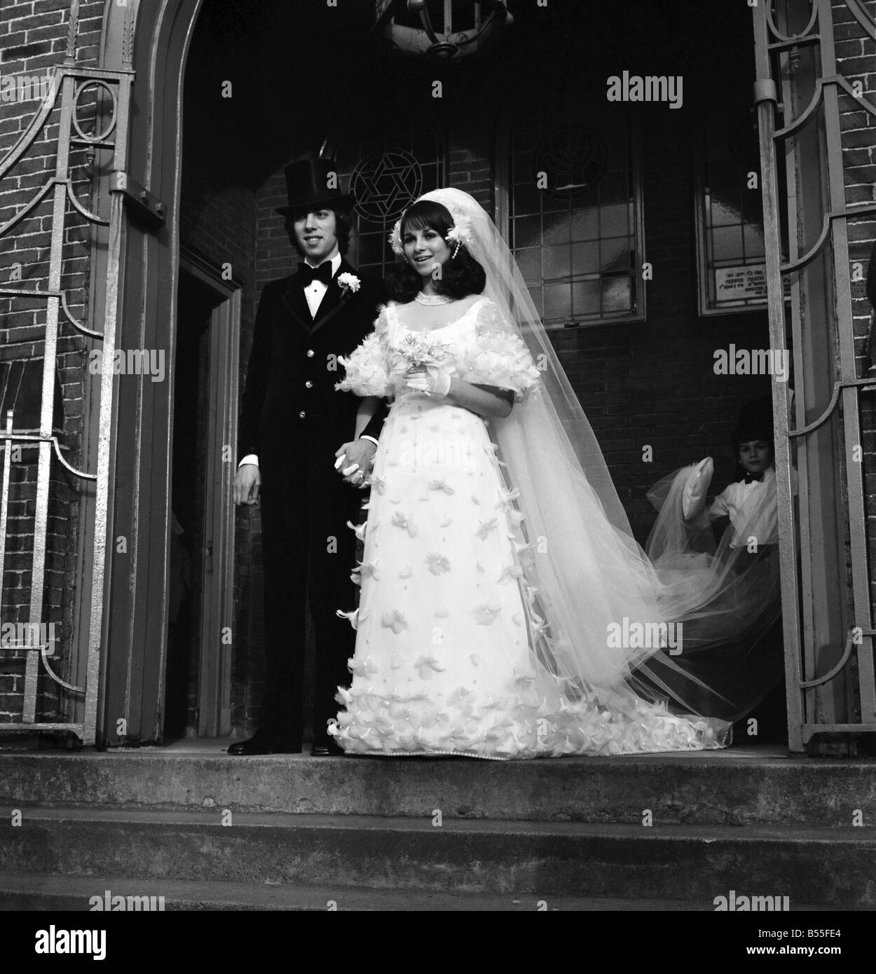 Songwriter Graham Gouldman, Top 10 Nummern für The Hollies, Herman hervorgebracht hat, der Eremiten und die Yardbirds, heiratete gestern Miss Susan Gottlieb, Tochter eines Juweliers, in Mancherster. ; Das Paar gesehen verlassen das heilige Gesetz Synogogue an Prestwich nach der Zeremonie sind. ; November 1969; Z11874 Stockfoto