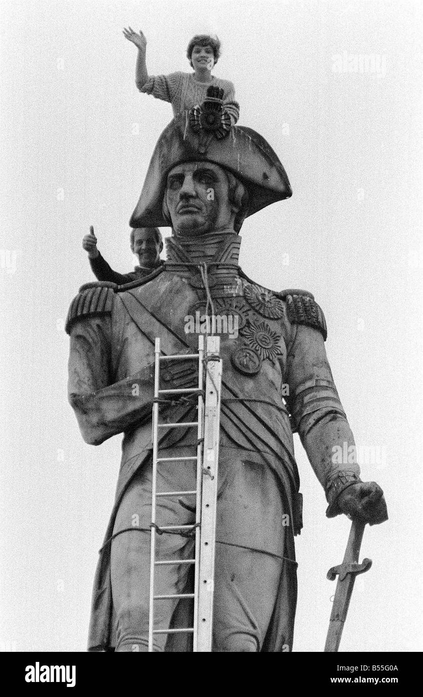 Lisa Dosell hilft ihrem Vater Reg Dosell Mai 1984 bereinigen Nelson s Spalte Stockfoto