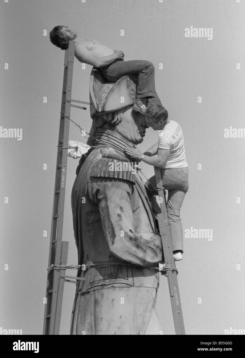 Trafalgar Square London Hitzewelle Mai 1980 Terry Dosell sonnte sich in der Sonne wie Millionen andere Brite während der Hitzewelle unterscheiden sich Terry und seinem Bruder Reg Wasthat sie sich die Strahlen aus dem Blickwinkel von Nelsons Säule in London s Trafalgar Square 172 Fuß über der Boden erfreuten, der große alte Mann seine Bi jährlichen sauber bereit für die nächste Invasion von Touristen und Tauben Terry gegeben wurde, legt über Nelson s Kopf und ein Leiter Arbeitsbeleuchtung Stockfoto
