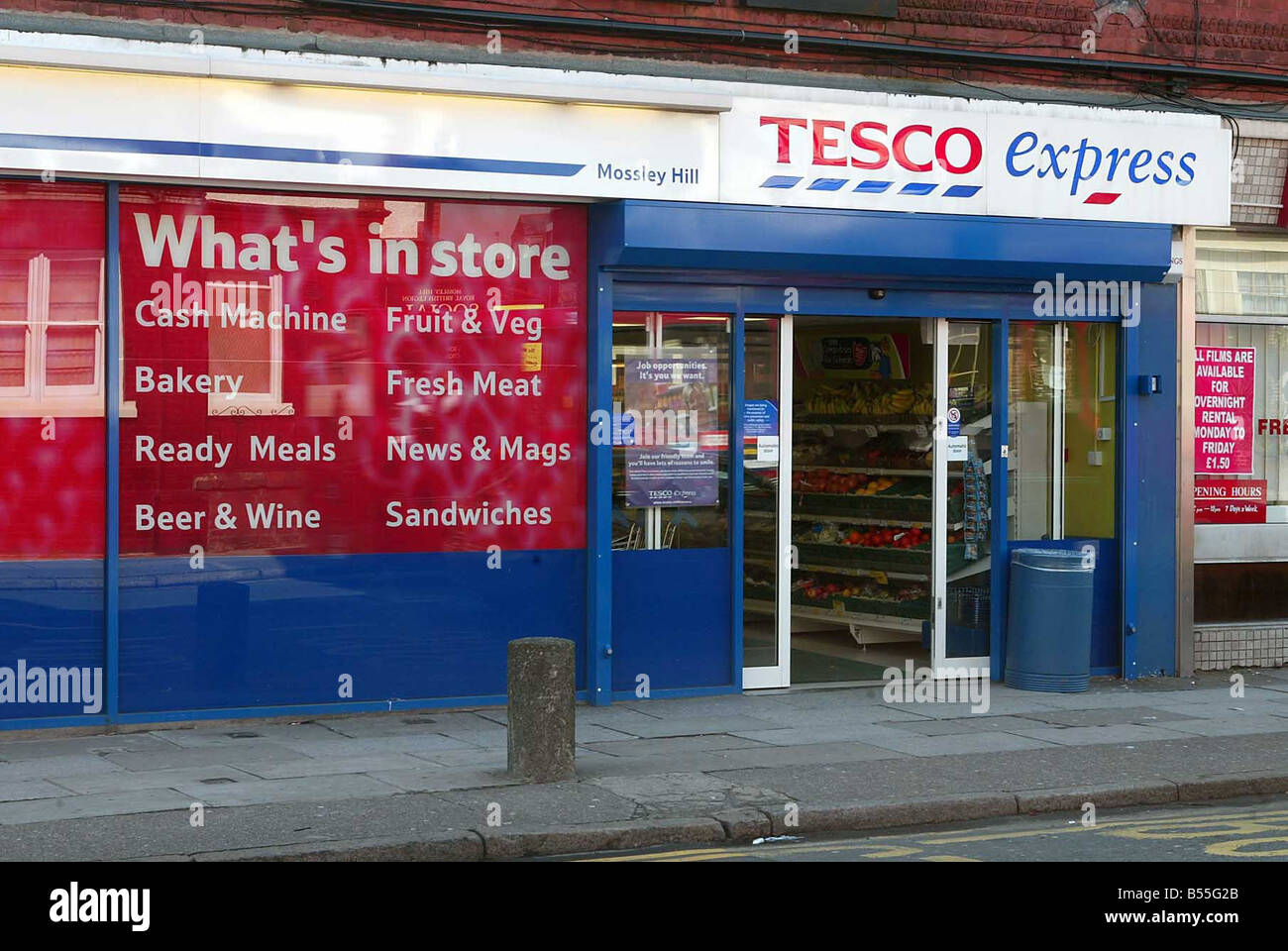 Mossley Hill Tesco Express von 3 Filialen in kleinen Umkreis von Liverpool Gemüsehändler Douglas Traynor Stockfoto