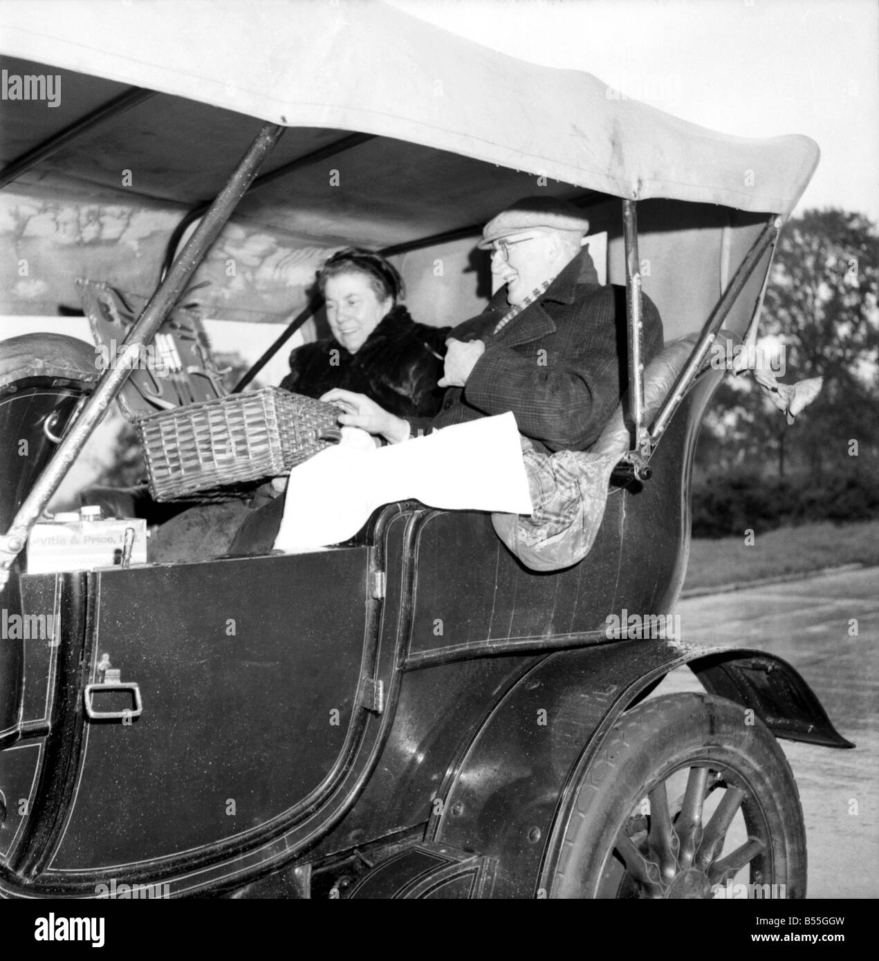 Autos an der London, Brighton Veteran Car Rennen teilgenommen. November 1953 &#13; &#10; D6490-002 Stockfoto