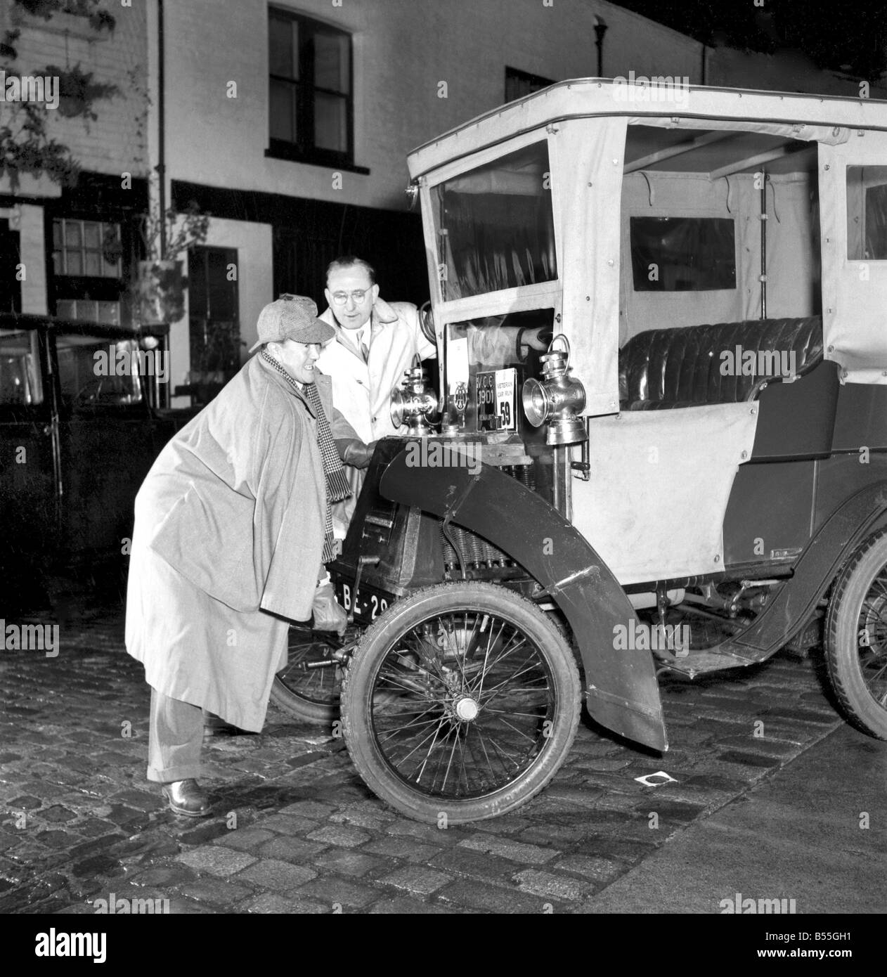 Autos an der London, Brighton Veteran Car Rennen teilgenommen. November 1953 &#13; &#10; D6490-005 Stockfoto