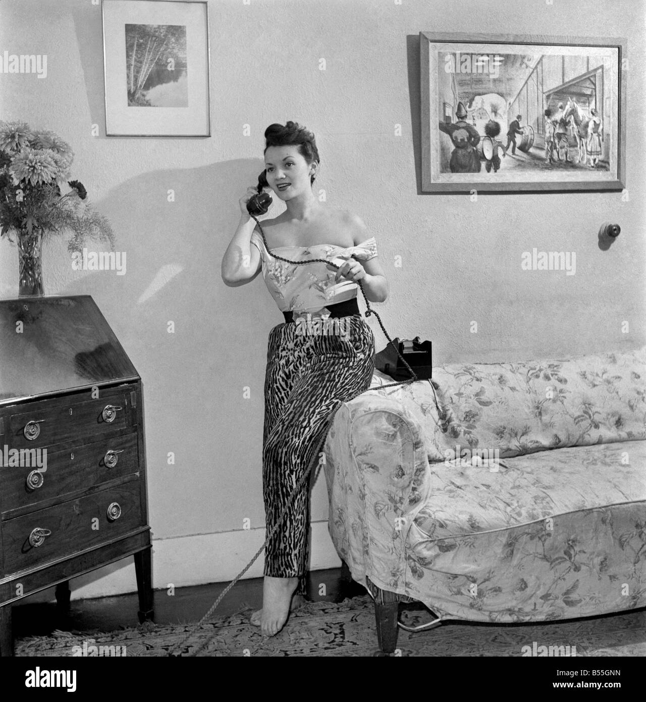 25 Jahre alten Lita Rose, verstorbenen Sängers mit Ted Heaths Band hat jetzt einen neuen Vertrag, das Land auf eine Vielzahl Vertrag für vierzig Wochen tour. Dafür erhalten sie zwölf tausend Pfund. Dies wird behauptet, eines der höchsten Gehalt für einen Sänger. Miss Rose, die zuerst einen Hit mit"Wieviel das Hündchen im Fenster" gemacht. Ihre Mutter war Englisch und ihr Vater Spanisch. Dezember 1953 D7416 Stockfoto