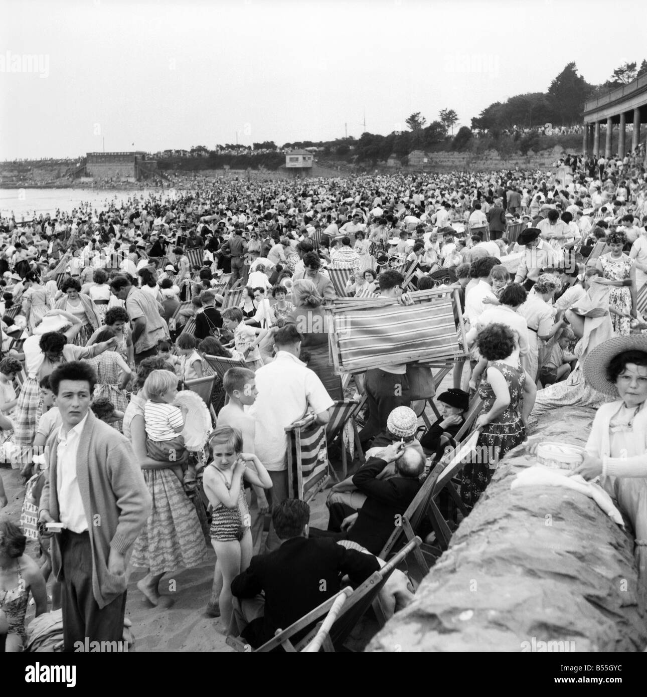 Urlaub Massen an Barry Island: die fantastischen Urlaub Menschenmassen stattfand Barry Island beach im Sturm für Pfingsten am Meer. Juni 1960 M4298-004 Stockfoto