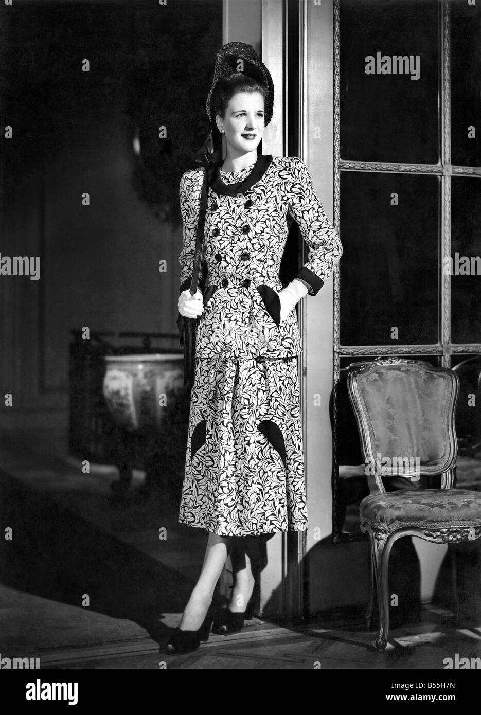 40er Jahre Mode: Wert Spring Modelle zu vermeiden die willkürlichen Diktat des neuen Look. Röcke sind nicht übermäßig lang, Taillen Stockfoto