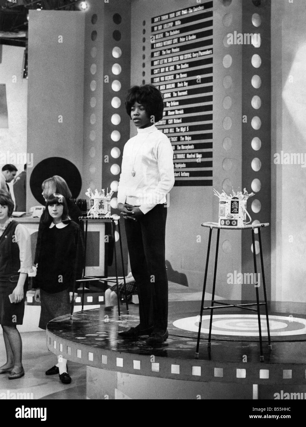 Proben in den BBC-TV-Studios in Manchester ist Millie, der Pop-hit My Boy Lollipop (was sie singt) ist Nr. 2 in der Hitparade. Sie hält ihr die Daumen, dass das Lied Nr. 1 gehen. Mai 1964 P012568 Stockfoto