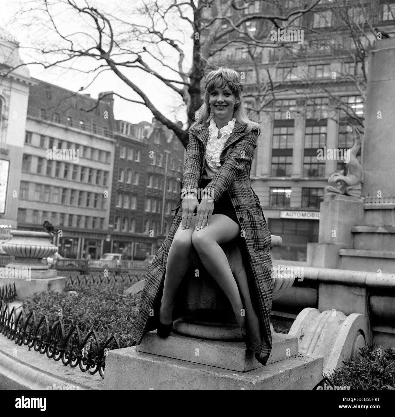 Schauspielerin Jacki Piper übernimmt der Namensteil in William Douglas Home erfolgreiche Komödie The Secretary Vogel im Savoy die Stockfoto