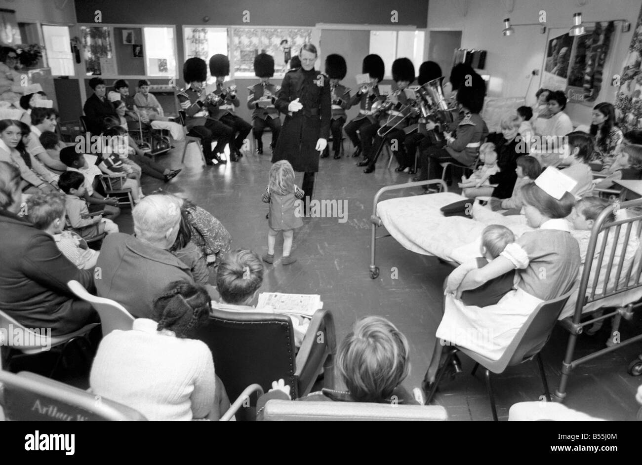 Teil der Coldstream Guards Band ging in der Kinderklinik am St. Thomas in London, und ihre Band musiziert, die Kiddies. Die Soldaten spielten Weihnachtslieder und glücklich Märsche. Einige Kinder spielten sogar einige der Musikinstrumente. Die Krankenschwestern, Kinder und Soldaten kam Reise nach Jerusalem. Dann haben sie alle hatten Tee und die Knirpse Tattoo ging zu Ende. Gesamtansicht der Gardisten, Patienten, Eltern und Pflegepersonal. Dezember 1969 Z12127-002 Stockfoto