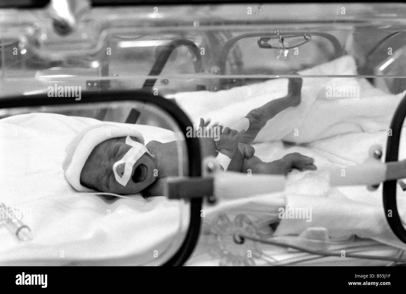 Medizinische: Geburt. Die Neugeborenen Letts Fünflingen in ihren Inkubatoren am University College Hospital. Dezember 1969 Stockfoto