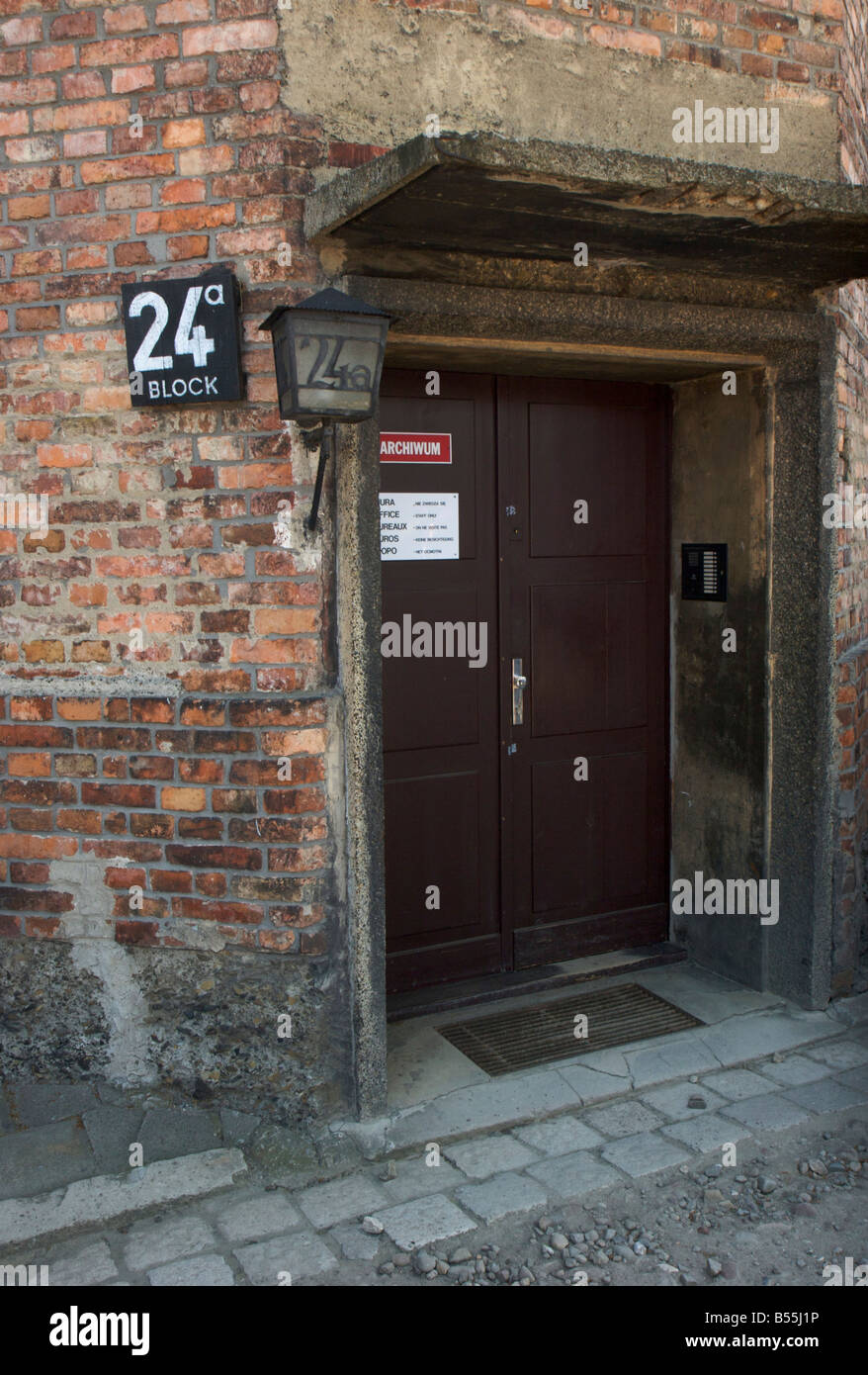 Eingangstür zum ehemaligen Block 24a im KZ Auschwitz I, derzeit als Archiv genutzt Stockfoto