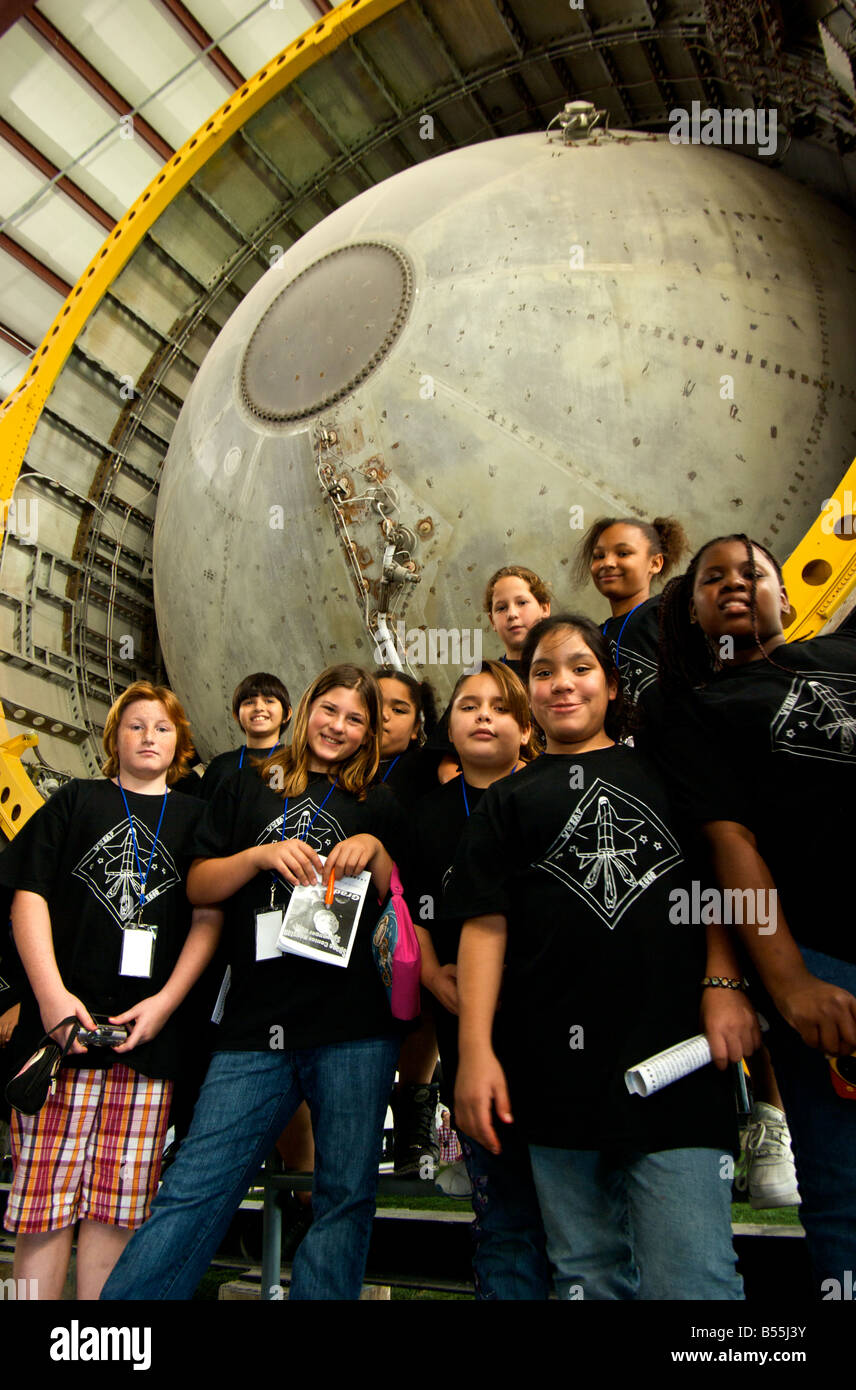 Klasse von glücklich Volksschule Grundschüler auf Schulausflug in die Saturn V Rakete Anzeige am Johnson Space Center Stockfoto
