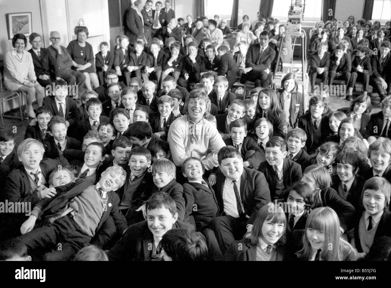 Tommy Steele, ein Schüler in der Bacons Schule, Seiten zu Fuß, S.E.1., von 1946 bis 1951, ist jetzt die Schule berühmtesten alt. Tommy ging heute wieder zu seiner alten Schule, der Schule ein Programm "Omnibus", "Tommy Steele und Dinge" zeigen in welche viele lokale Persönlichkeiten gezeigt am 21. Dezember erscheinen. Bei der Vorführung anwesend war auch der junge, der Tommy in dem Film, 5 Jahre alte Michael Webster von Bermondsey spielt. Eine Klasse für Fortschritte in der Schule mit Lehrer und Schüler an ihren Schreibtischen. Dezember 1969 Z12212 Stockfoto