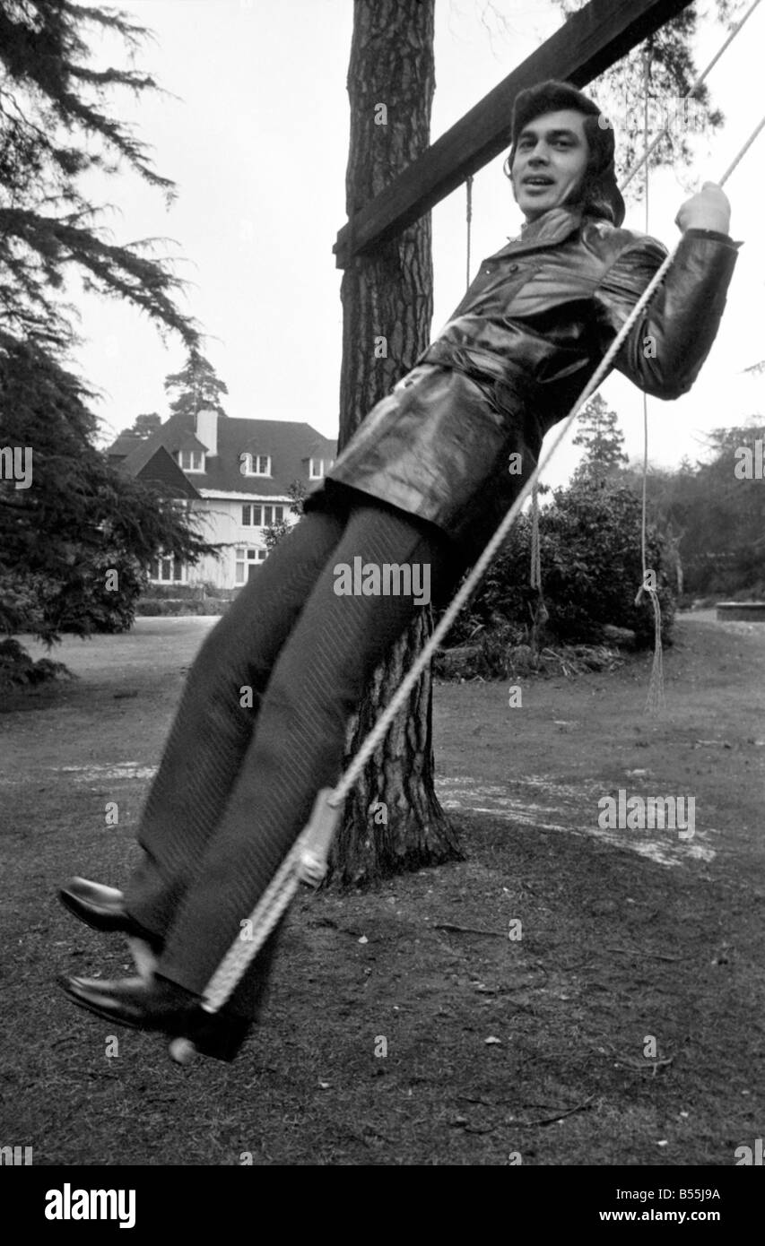 Engelbert Humperdinck das neue Zuhause in St. Gerorge "Hill,' Weybridge spielen auf Schaukeln an Unterseite des Gartens. Dezember 1969 Stockfoto