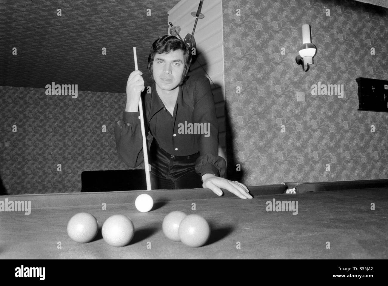 Engelbert Humperdinck das neue Zuhause in St. Gerorge "Hill,' Weybridge Engelbert Snooker in seinem Spielzimmer zu bezahlen. Dezember 1969 Stockfoto