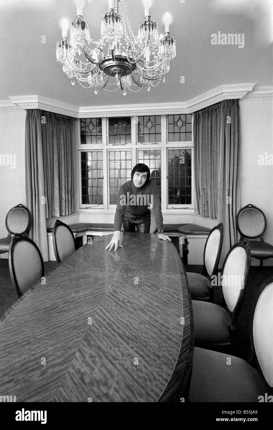 Engelbert Humperdinck das neue Zuhause in St. Gerorge "Hill,' Weybridg Esszimmer mit einem der vielen Kronleuchter. Dezember 1969 Stockfoto