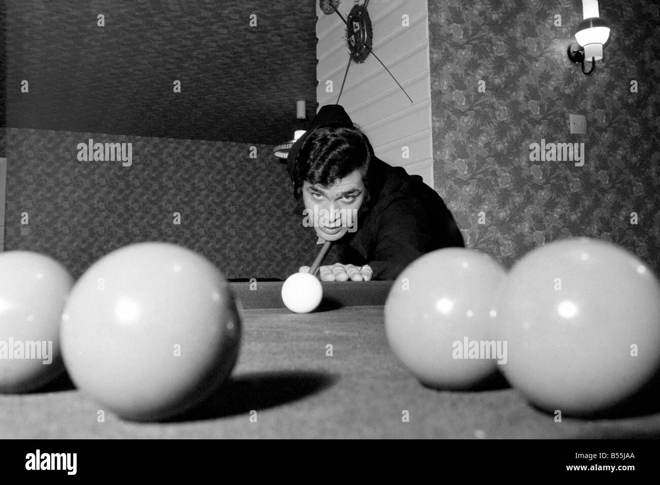 Engelbert Humperdinck das neue Zuhause in St. Gerorge "Hill,' Weybridge Engelbert Snooker in seinem Spielzimmer zu bezahlen. Dezember 1969 Stockfoto