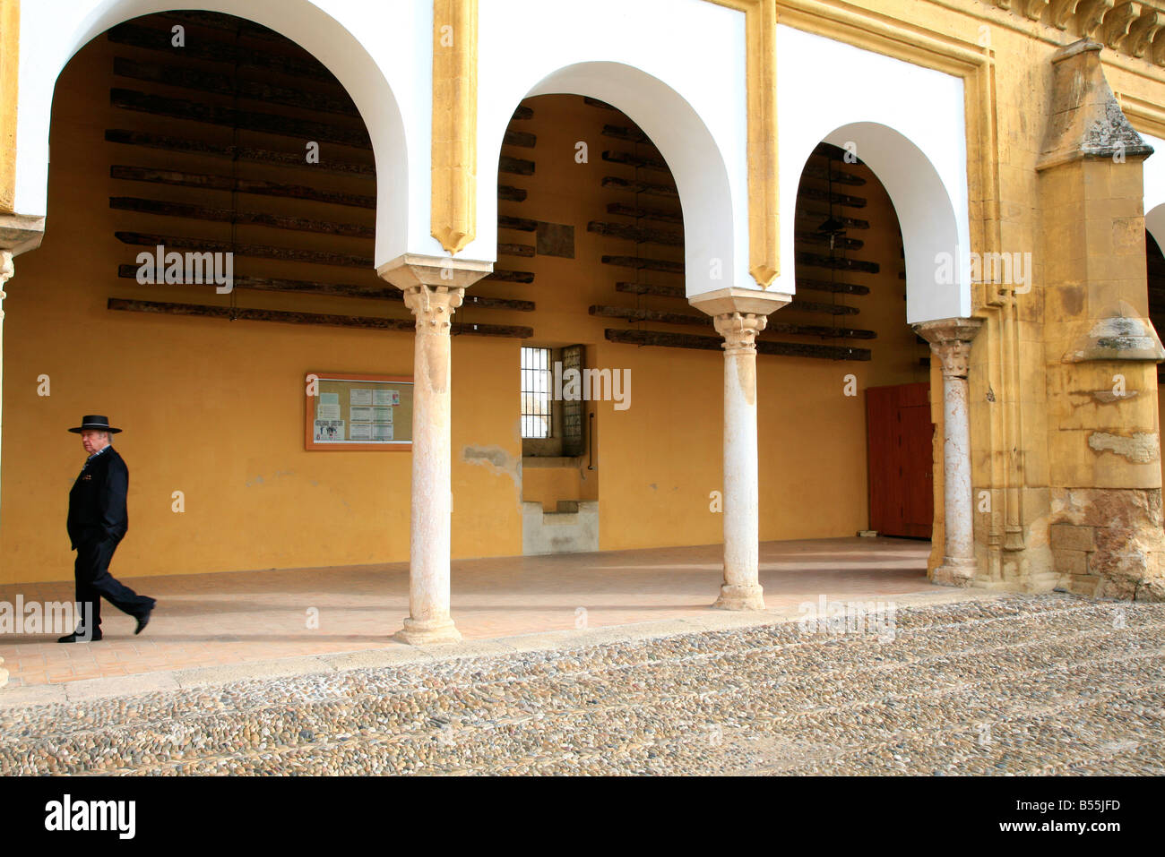 Spanischen Mann zu Fuß in den Patio de Los Naranjos - Orange Tree Hof, im Inneren der Mezquita von Cordoba, Spanien Stockfoto