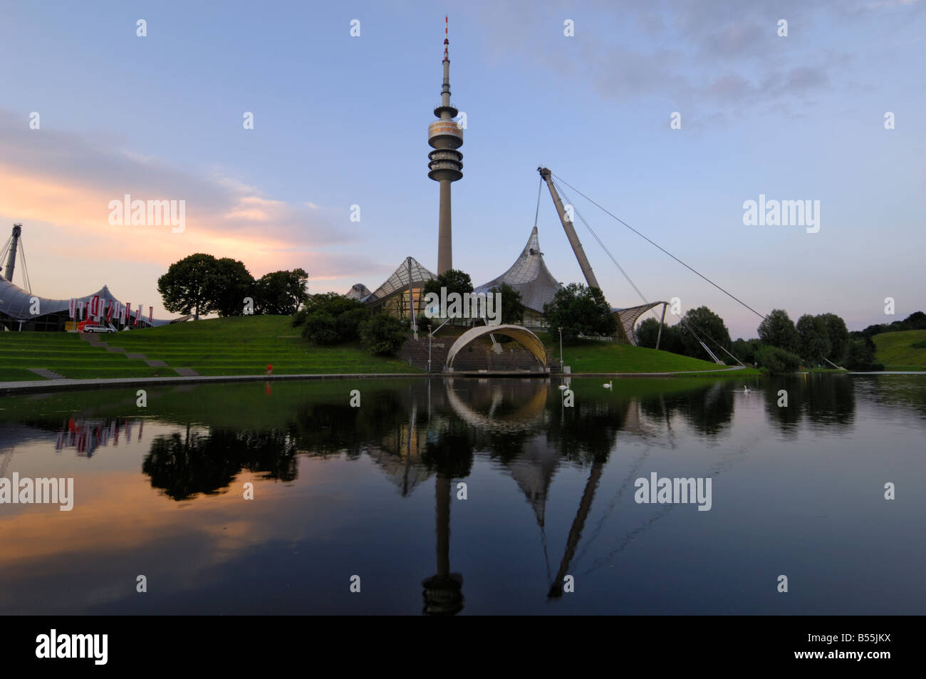 Olympiapark und Olympiaturm (Olympic Fernsehturm) in der Abenddämmerung, München, München, Bayern, Deutschland Stockfoto