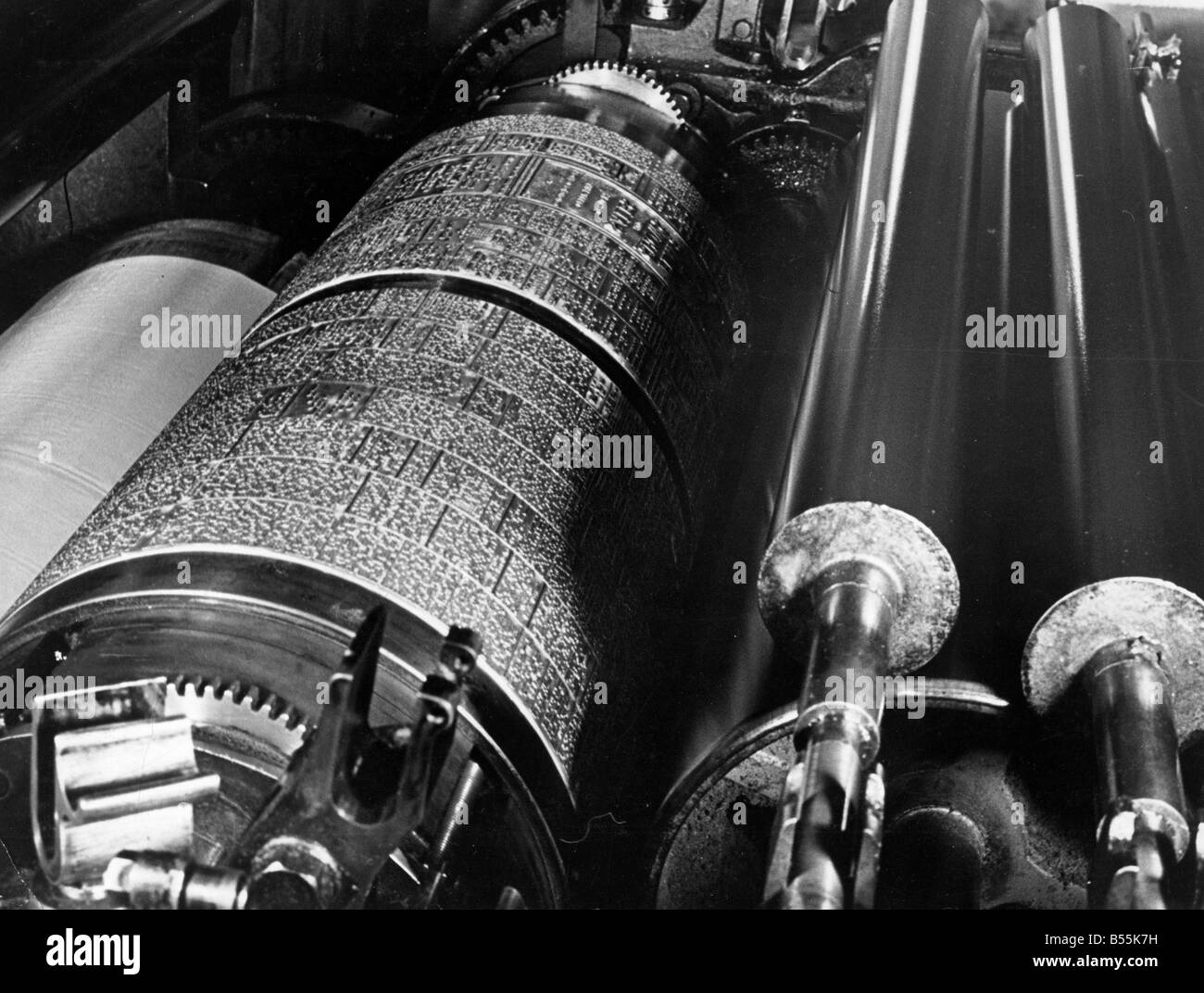 Drucker Circa 1950 &#13; &#10; Roheisen-Platte befestigt an Druckmaschine &#13; &#10; P044515 Stockfoto