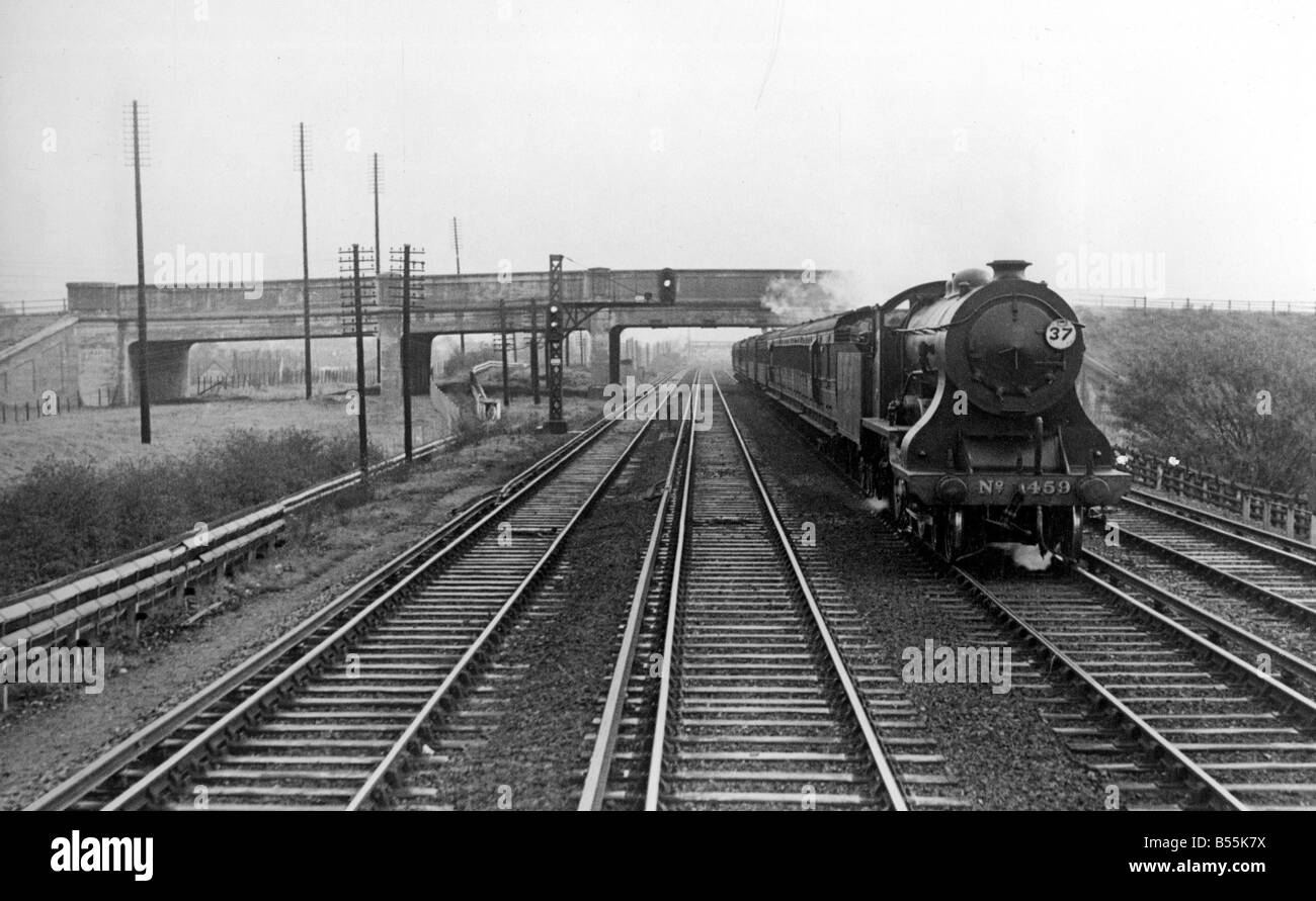 Lokomotive No.459 Unterquerung Kingston by-Pass aus der Kabine von einem anderen Zug zu sehen. Neuen Signalleuchten im Einsatz auf der linken Seite des Bildes. ; c.1950; P044403; Englischen Eisenbahnen. Stockfoto