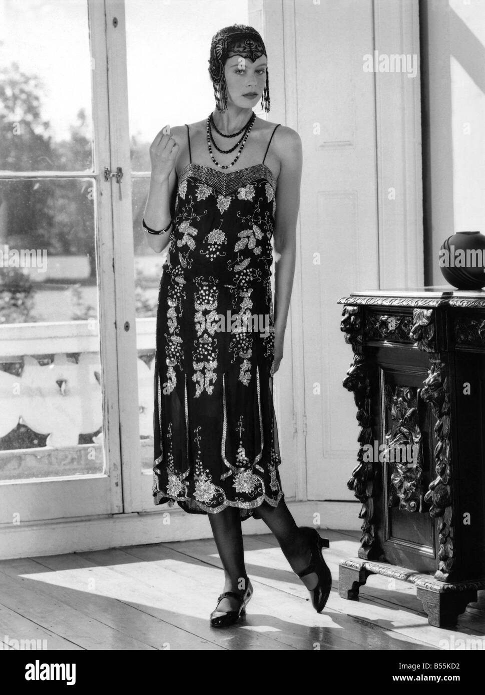 20er Jahre Mode: Perlen Flapper Kleid und Skull Cap mit gepflegte  Schlepplift Schuhe. Oktober 1987 P008646 Stockfotografie - Alamy