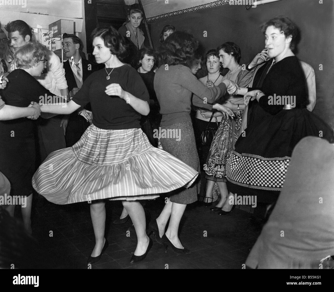 Ein Paar Geniessen Rock N Roll Tanzen Nachlassen An Die Beiden 1 S Kaffee Bar In London Stockfotografie Alamy