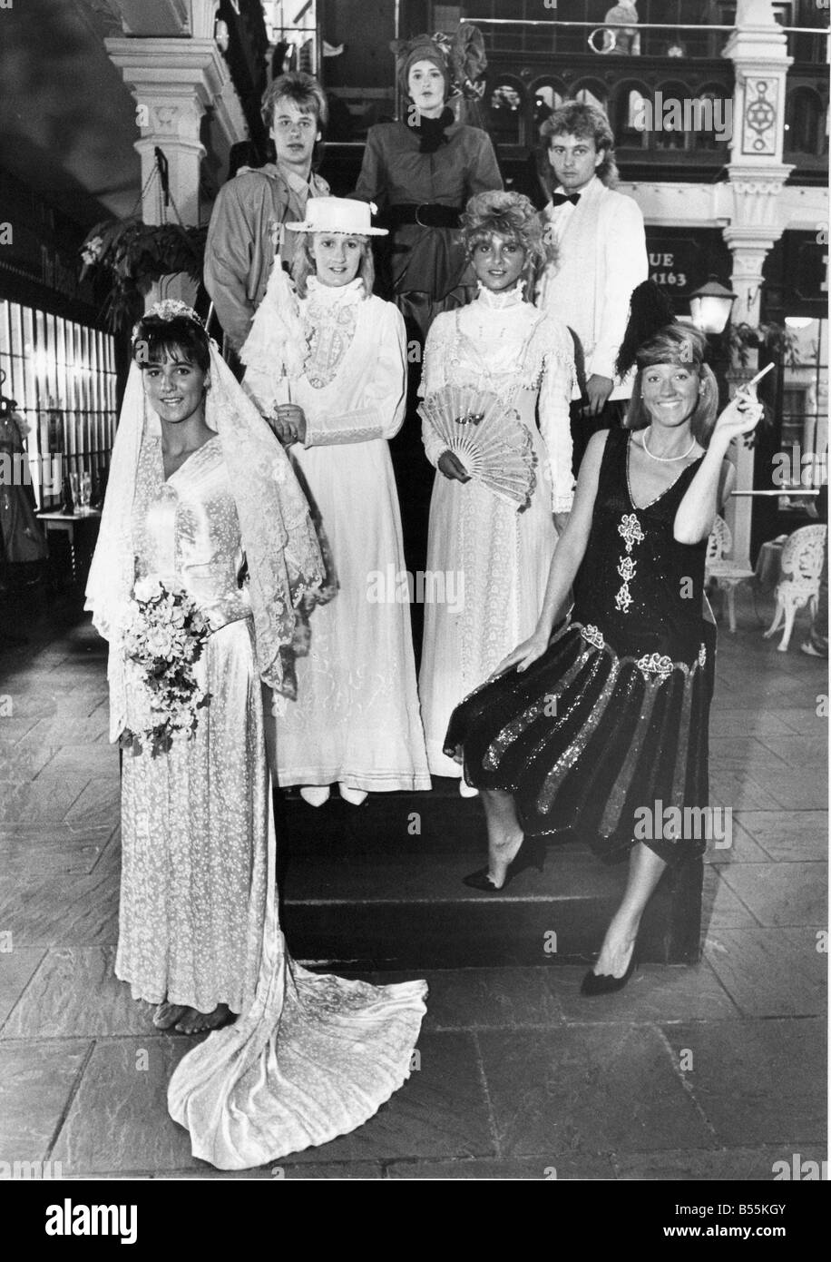 Elegante Kleidung Aus Jeder Ara L Tor Pamela Eine Vierzig Brautkleid Caroline In Eine Edwardian Zweiteilige Rute Tragen Leder Freizeitkleidung Maria In Schosschen Jacke Naz In Edwardian Cremefarbenen Kleid Mit Ventilator Peter Tragt