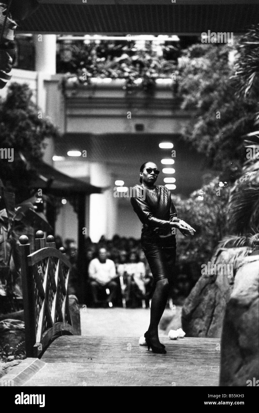 Cool auf dem Laufsteg auch in zentral beheizten MetroCentre-Modenschau Stockfoto